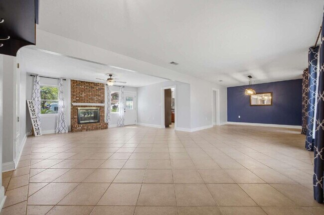 Building Photo - 157 Country Club Rd