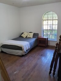 Building Photo - Hawthorn House 6 Units