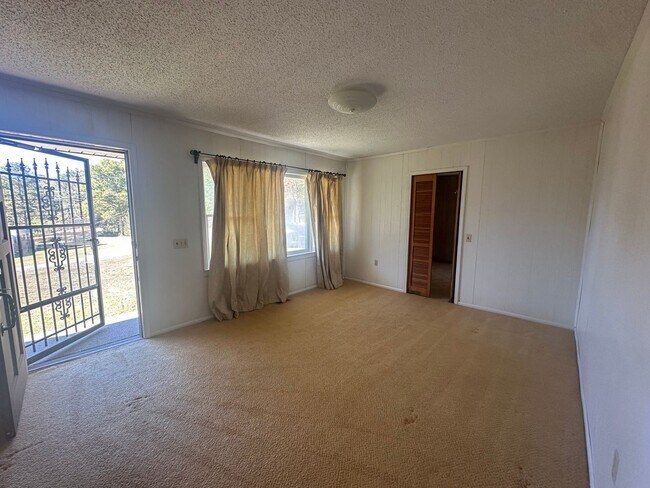 Building Photo - Charming 3-Bedroom, 2-Bath Home in Peaceful Ohatchee Setting