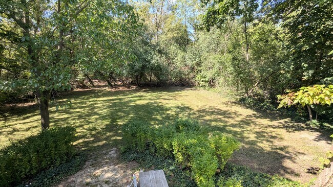 Building Photo - 2030 Crestwood Ln