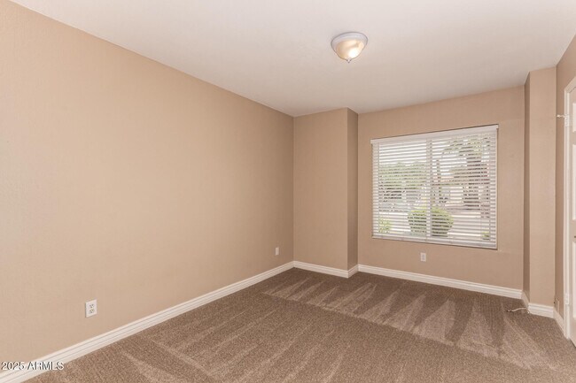 Building Photo - 11115 E Mercer Ln