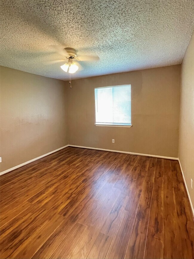 Building Photo - 3034 Mosby Dr