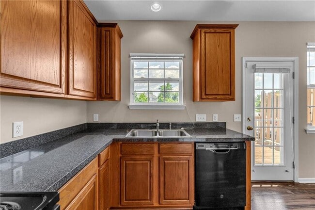 Building Photo - Beautiful 3 bedroom, 3 1/2 bathroom townhome in Tarrant Trace