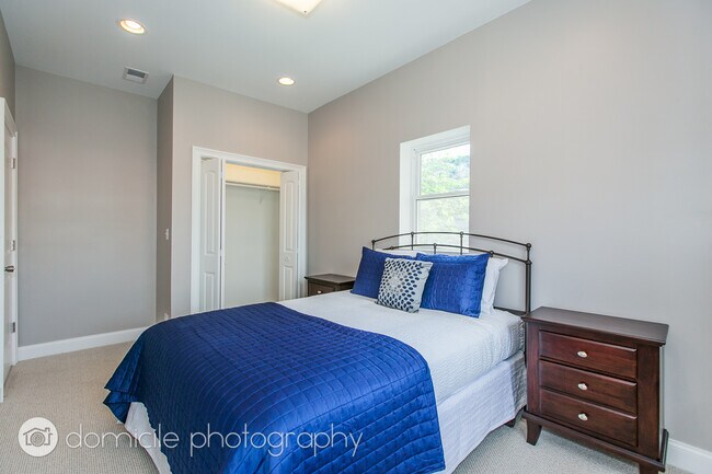 Building Photo - 806 S Oakley Blvd