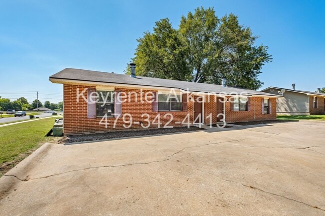 Building Photo - Newly Renovated Duplex in West Fayetteville!