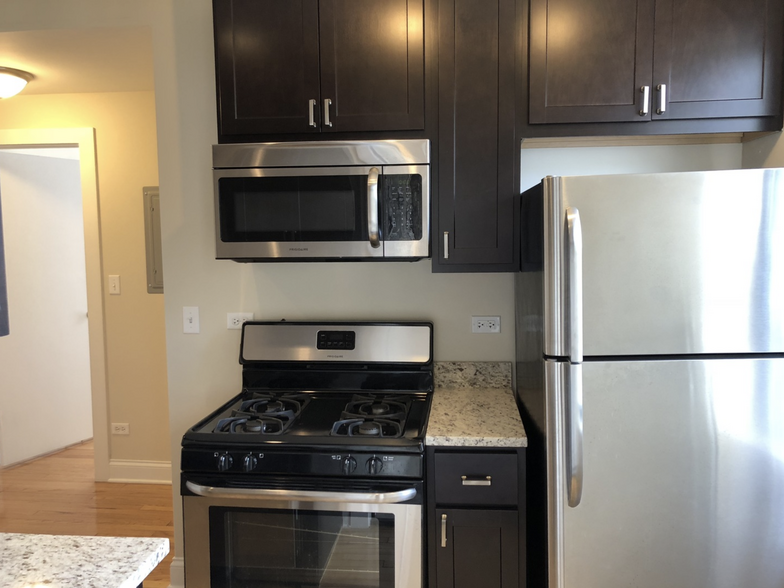 Modern Kitchen - 1114 W Balmoral Ave