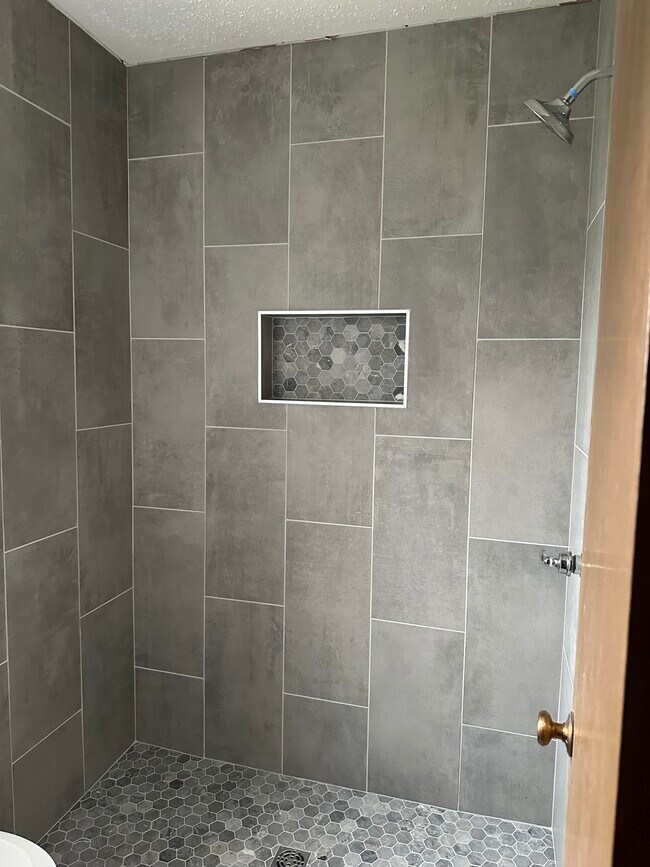 Building Photo - 6722 E 75th St S