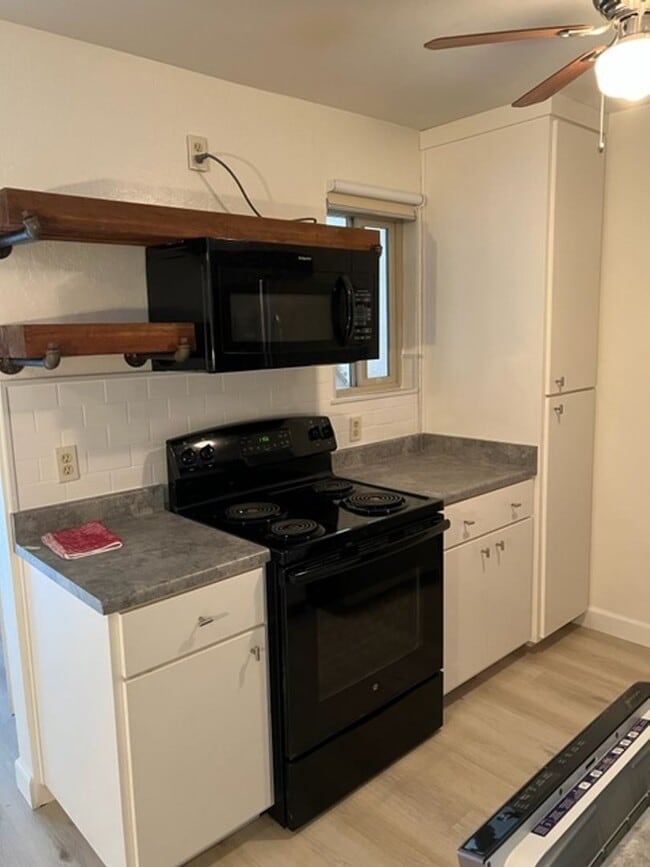 Building Photo - Great One Bedroom Condo Golden Oaks Monterey