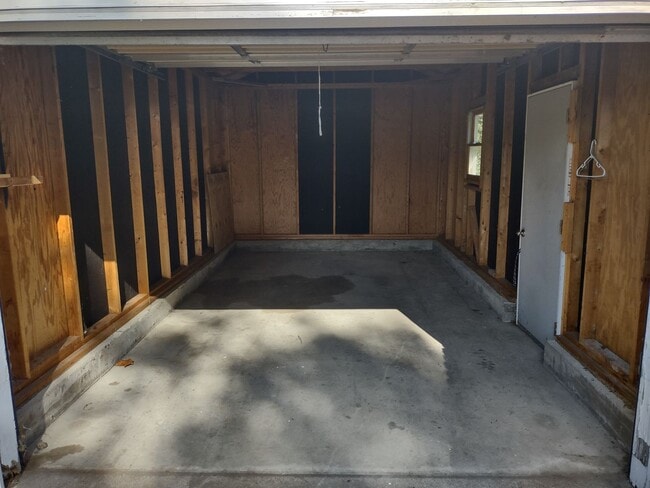 Building Photo - Awesome 3 bedroom 1 bathroom home recently remodeled in Junction City!!