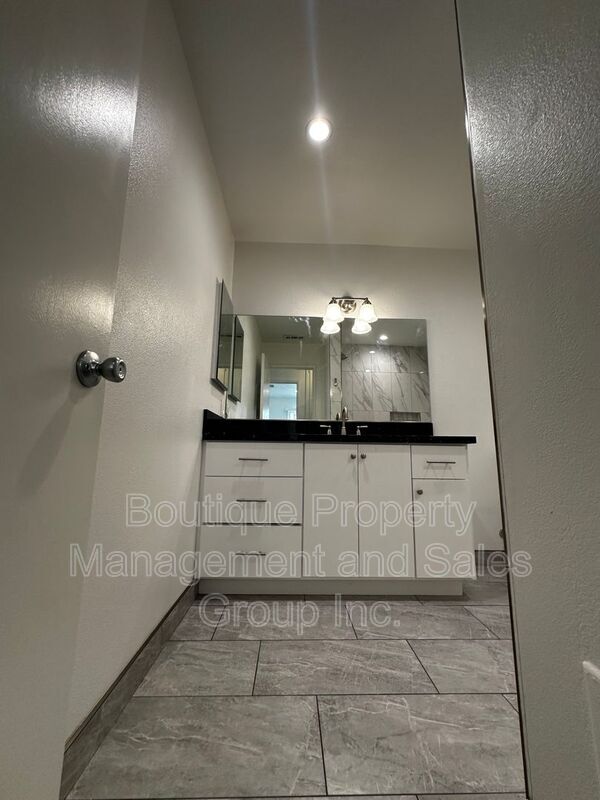Building Photo - 301 N Tustin Ave