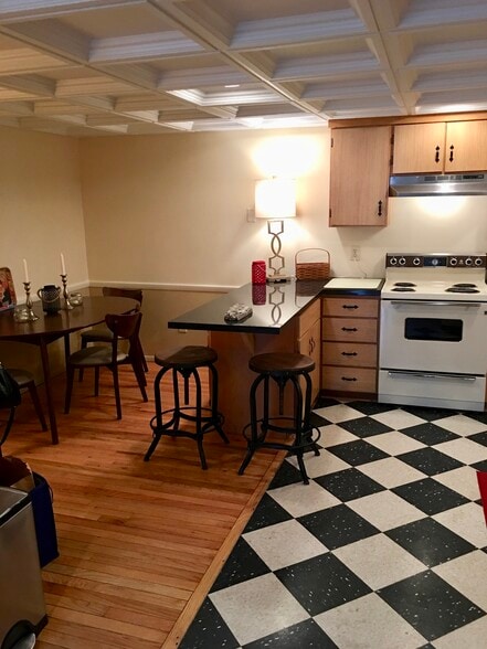 kitchen/dining area - 11 Overlook Ln N