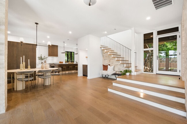 Building Photo - 803 Herndon Ln