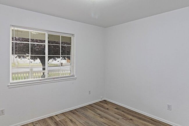 Building Photo - Wonderful 3 Bedroom Home with New Flooring and Paint