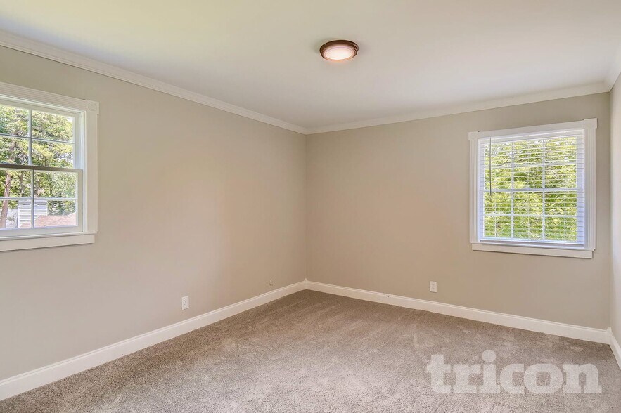 Building Photo - 535 Circle Dr