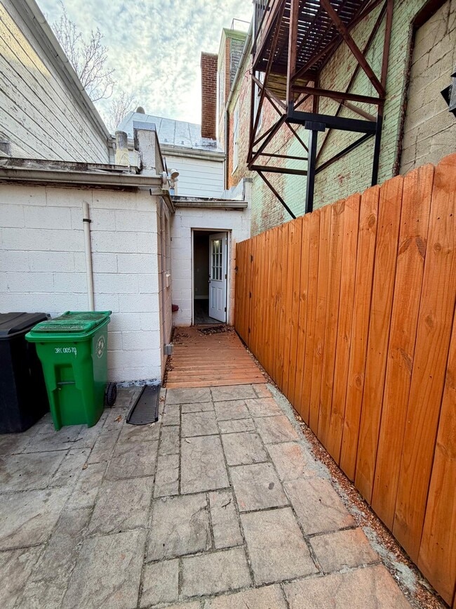 Building Photo - 123 E Louther St