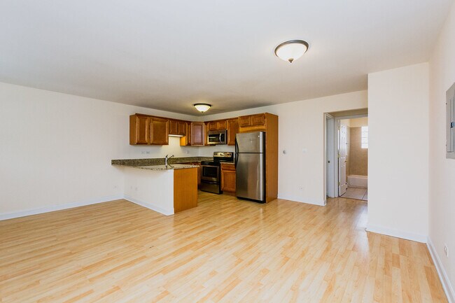 Building Photo - 1004 S Des Plaines Ave