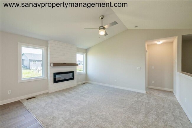 Building Photo - Stunning Single Family Home in Norwalk!