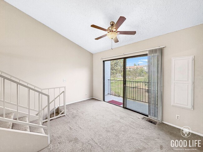Building Photo - Beautiful 2B/2.5BA Townhome w/ Attached Ga...