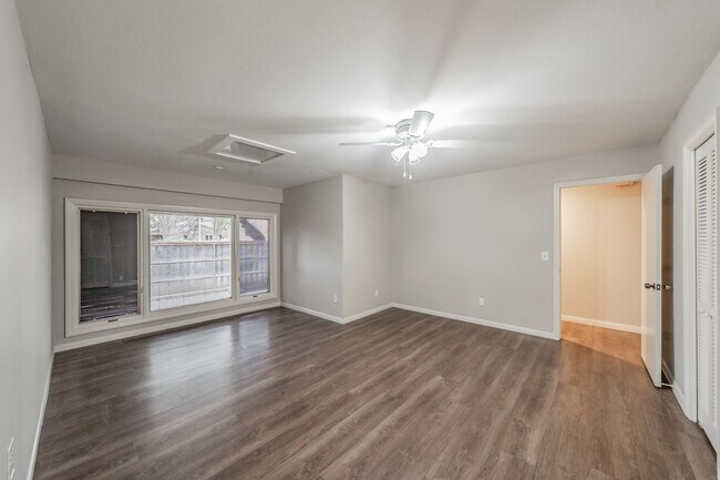 Building Photo - Prime Location in Overton West! Spacious D...