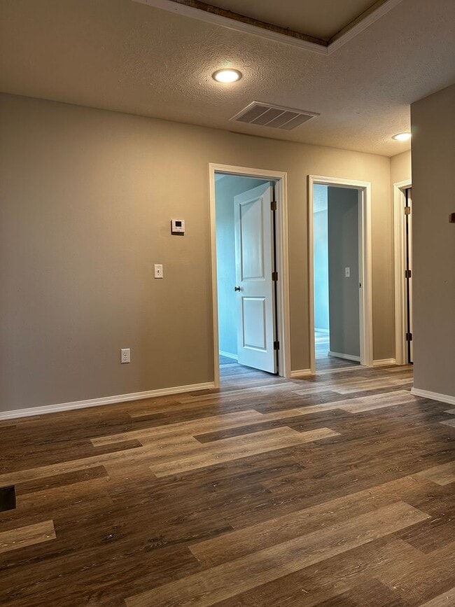 Building Photo - Fenced 3 bedroom home-Westbury Gardens!