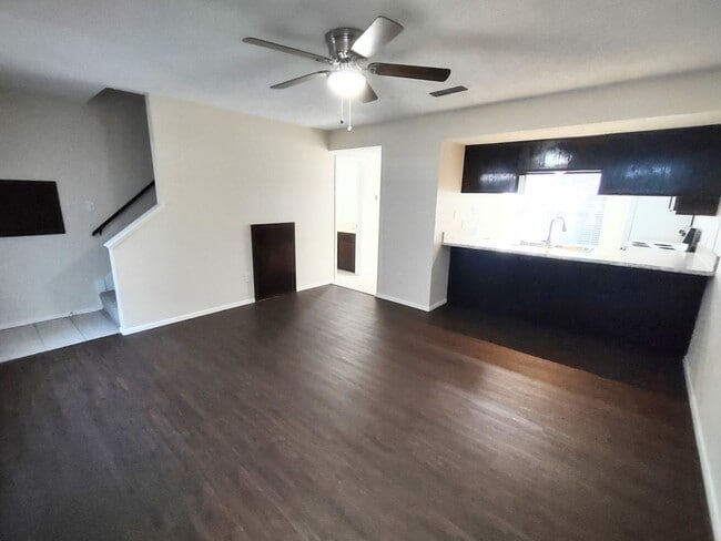 Building Photo - 2 Bedroom 2.5 bath apartment in residential south Denton area. Ecellent location.