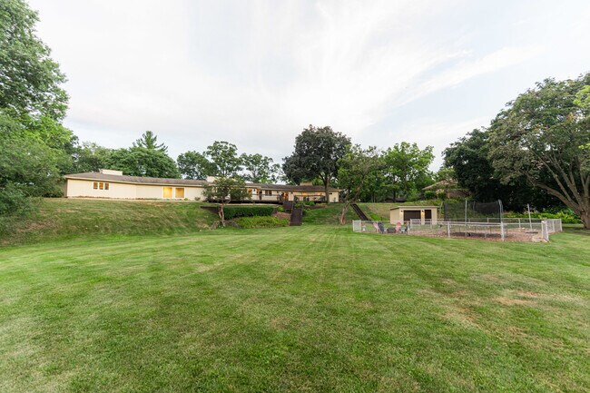 Building Photo - 208 Brookdale Ln
