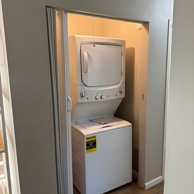 Building Photo - 319 1/2 N. Elm St.