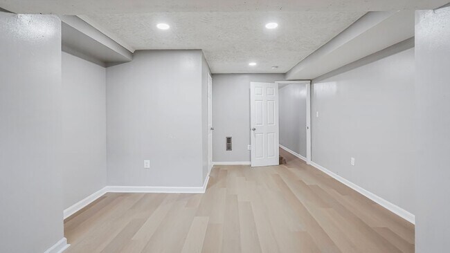 Building Photo - 3224 Kenyon Ave