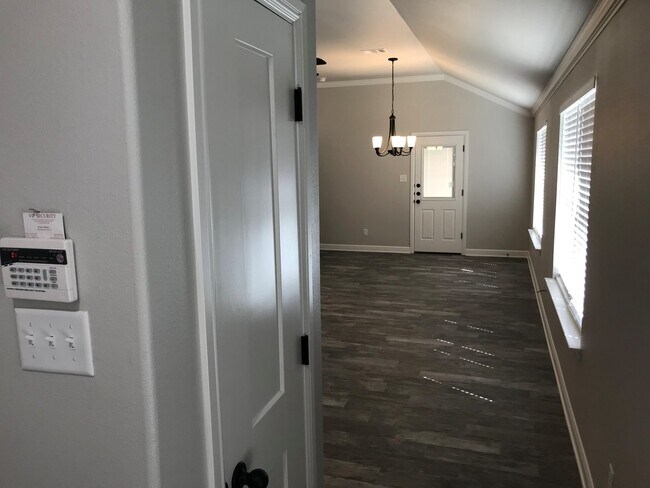 Building Photo - Gorgeous 2 bed/2 bath near Bunny Trail
