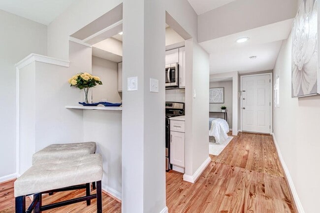 Building Photo - Bright and Newly Updated Apartment in the Heart of Old Town!