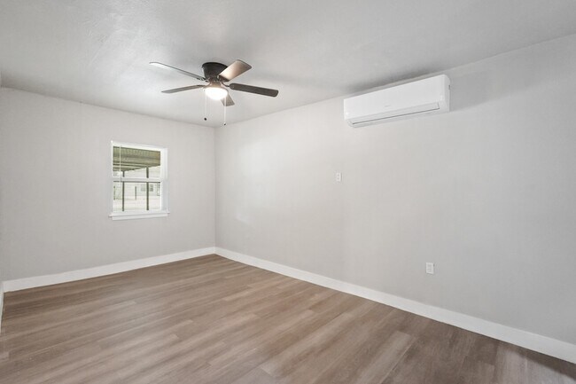 Building Photo - 5966 Doulton Dr