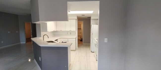 Building Photo - 3019 Alcazar Pl