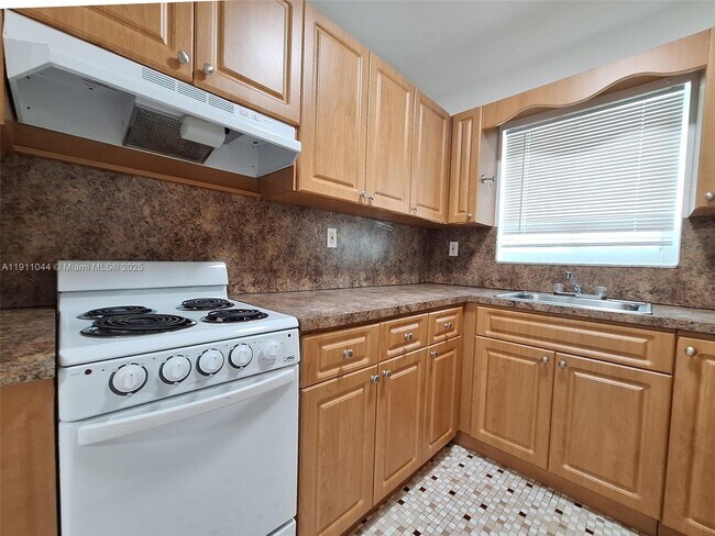 Building Photo - 2011 Bay Dr