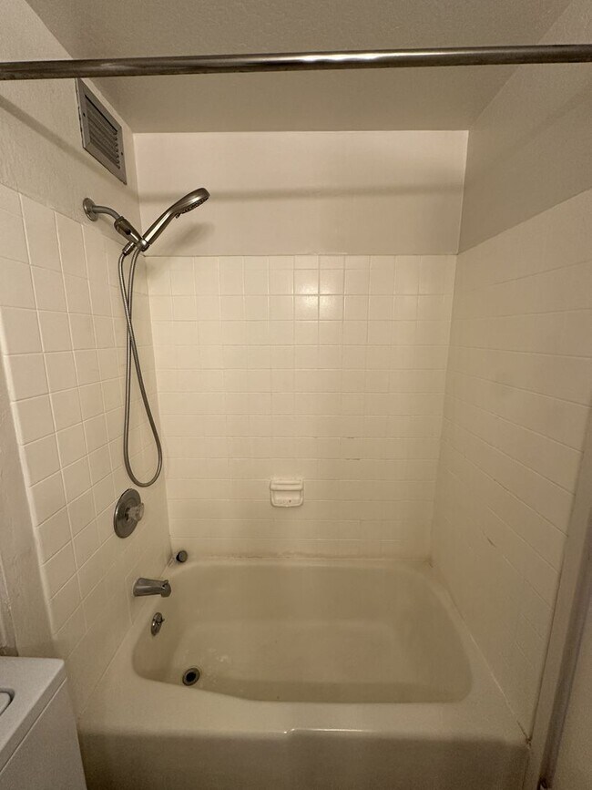 Building Photo - CITRON VILLA - 1 BDRM 1 Bath 1 Parking