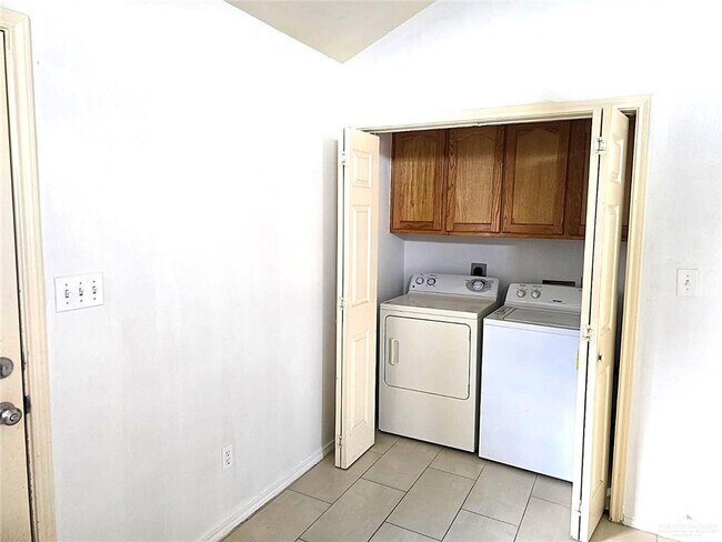 Building Photo - 17 West Dr