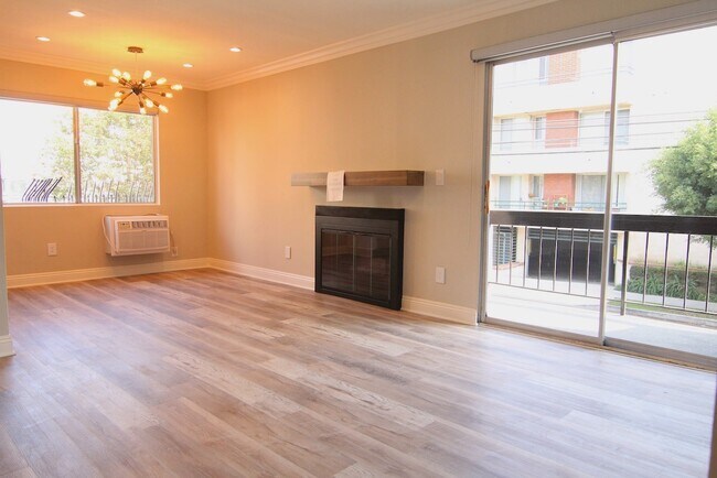 Building Photo - 1450 S Bundy Dr