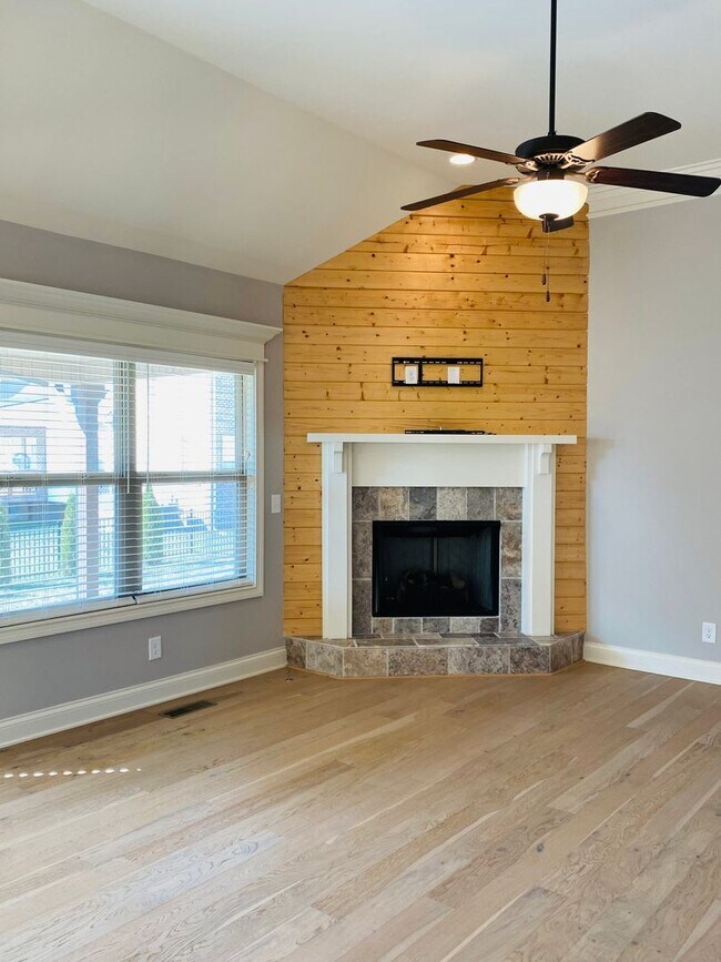 Building Photo - Luxury Home in Sango