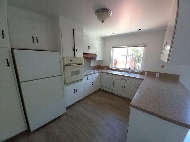 Building Photo - 94-98 Amherst Av.