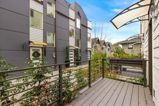 Building Photo - 2 Bedroom PLUS DEN - West Seattle Townhome