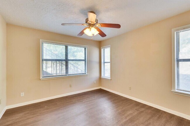 Building Photo - 908 N LBJ Dr
