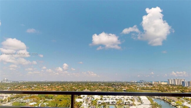 Building Photo - 2500 Parkview Dr