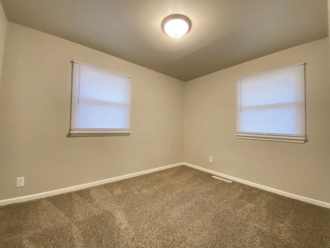 Building Photo - 2 Bedroom Home In Gary