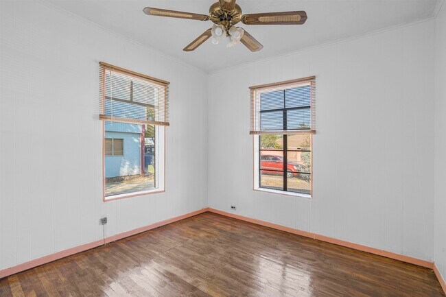 Building Photo - 1820 Aldama St