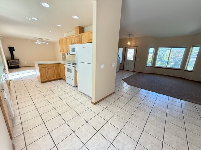 Building Photo - BONUS RENT SPECIAL! Backyard Oasis: 3 Bedroom 2 Bath House Available!