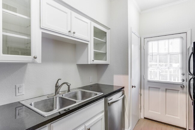 Building Photo - Royal Orleans 1-Bed Condo Retreat in Tanglewood