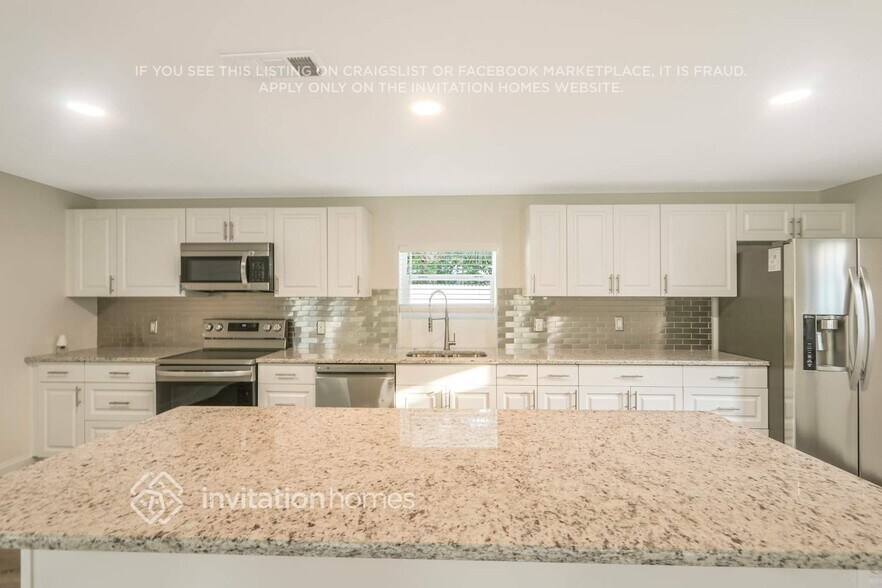 Building Photo - 4000 Marlin Dr SE