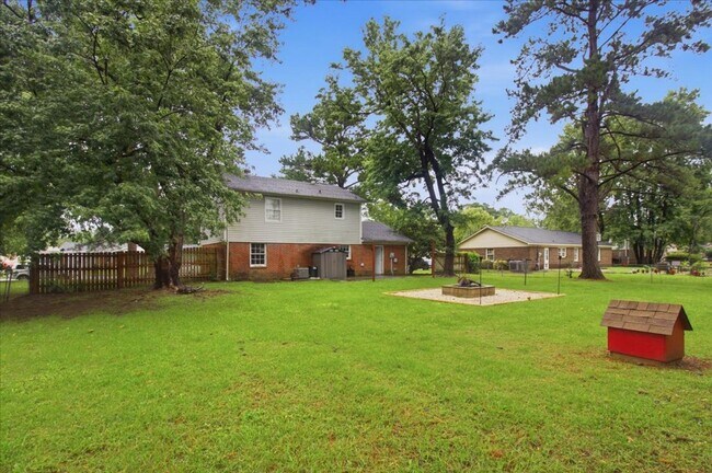 Building Photo - 208 Greenbriar Dr
