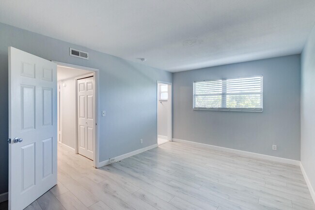 Building Photo - 2591 NE 55th Ct