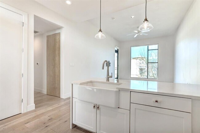 Building Photo - 2525 S Lamar Blvd