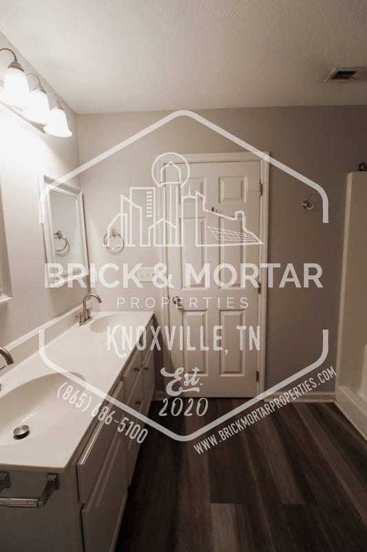 Building Photo - 900 Glendower Way